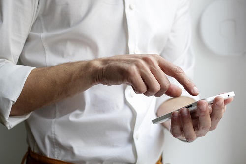Man, der sein Smartphone in der Hand hält