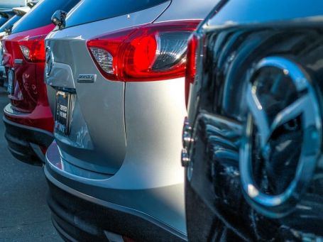 Firmenfahrzeuge Mazda in einer Reihe