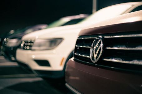 Firmenfahrzeuge VW in einer Reihe